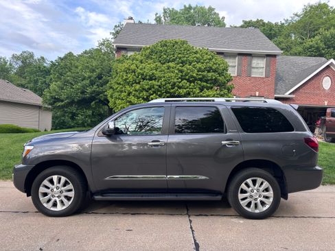 Used 2018 Toyota Sequoia Platinum w/ Carpet Cargo Mat Package AWD/4WD image 4