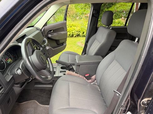 Used 2011 Jeep Liberty Sport w/ Popular Equipment Group AWD/4WD image 8