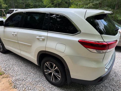 Used 2018 Toyota Highlander LE w/ Protection Package #3 AWD/4WD image 2