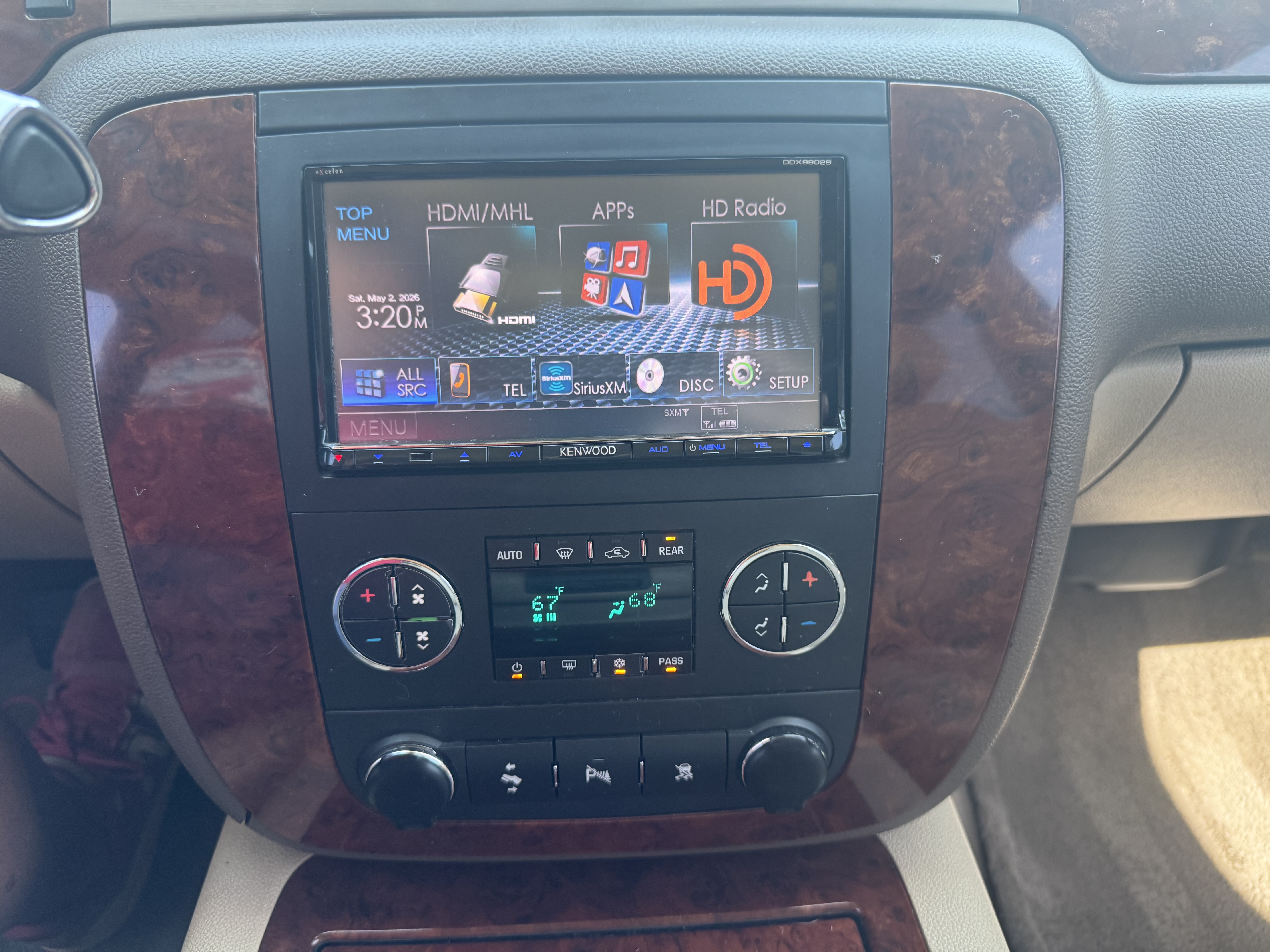 Used 2010 Chevrolet Suburban LTZ RWD image 6