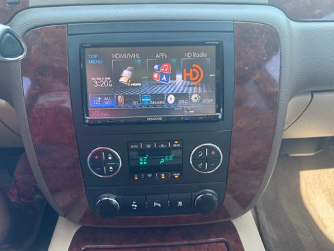 Used 2010 Chevrolet Suburban LTZ RWD image 6