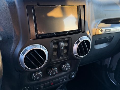 Used 2012 Jeep Wrangler Unlimited Rubicon image 9