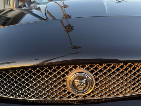 Used 2010 Jaguar XKR R image 4