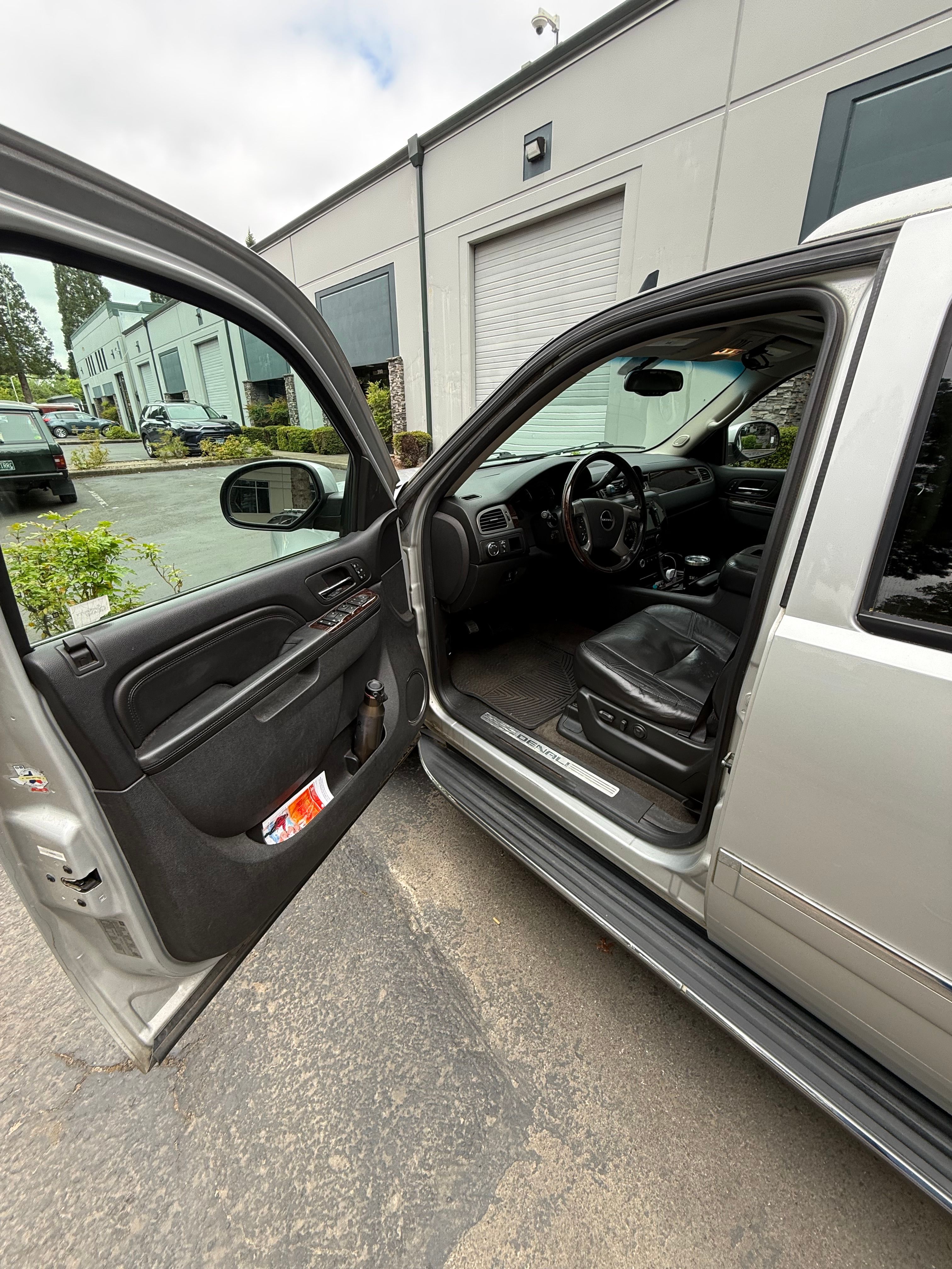 Used 2010 GMC Yukon XL Denali AWD/4WD image 9