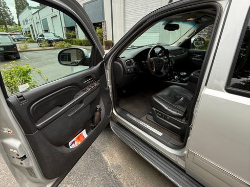 Used 2010 GMC Yukon XL Denali AWD/4WD image 9