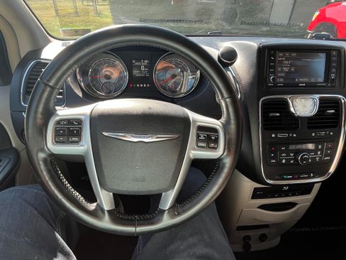 Used 2013 Chrysler Town & Country Touring-L w/ Driver Convenience Group image 22