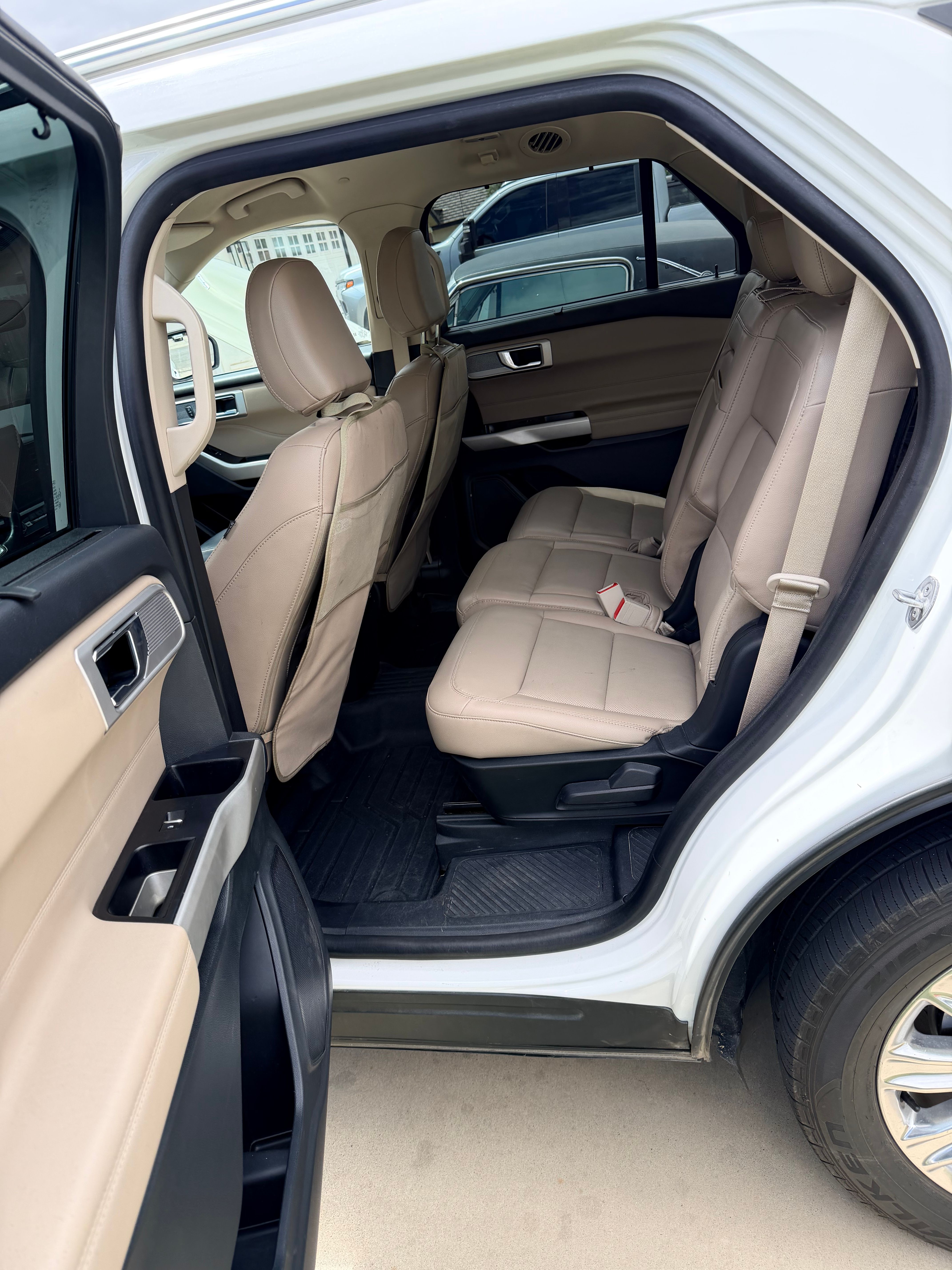Used 2022 Ford Explorer Limited w/ Hybrid Equipment Group 310A RWD image 12