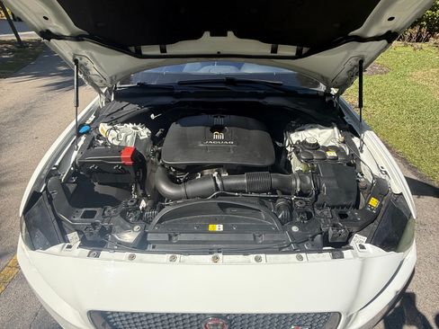 Used 2017 Jaguar XE image 14