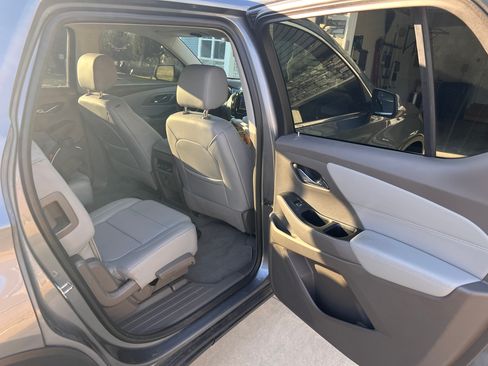 Used 2021 Chevrolet Traverse LT image 13