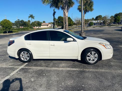 Used 2011 Nissan Altima 2.5 SL w/ 2.5SL Pkg FWD image 4