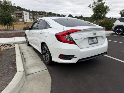 Used 2017 Honda Civic EX-T image 4