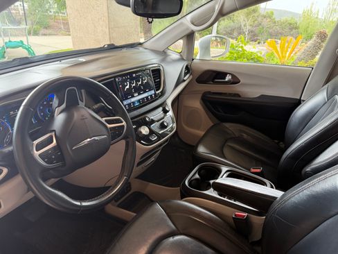 Used 2017 Chrysler Pacifica Touring-L image 12