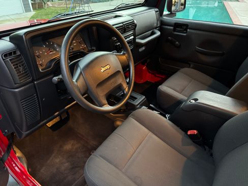 Used 2006 Jeep Wrangler Unlimited w/ Premium Audio Group image 8