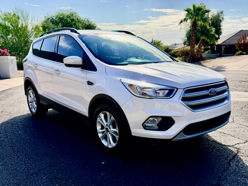 Used 2018 Ford Escape SE FWD image 2