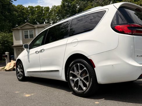 Used 2021 Chrysler Pacifica Limited w/ Uconnect Theater Family Group AWD/4WD image 2