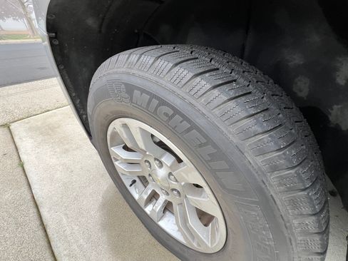 Used 2018 Chevrolet Suburban LT image 16