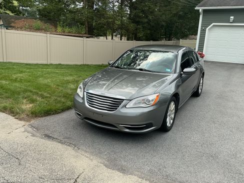 Used 2013 Chrysler 200 Touring FWD image 2