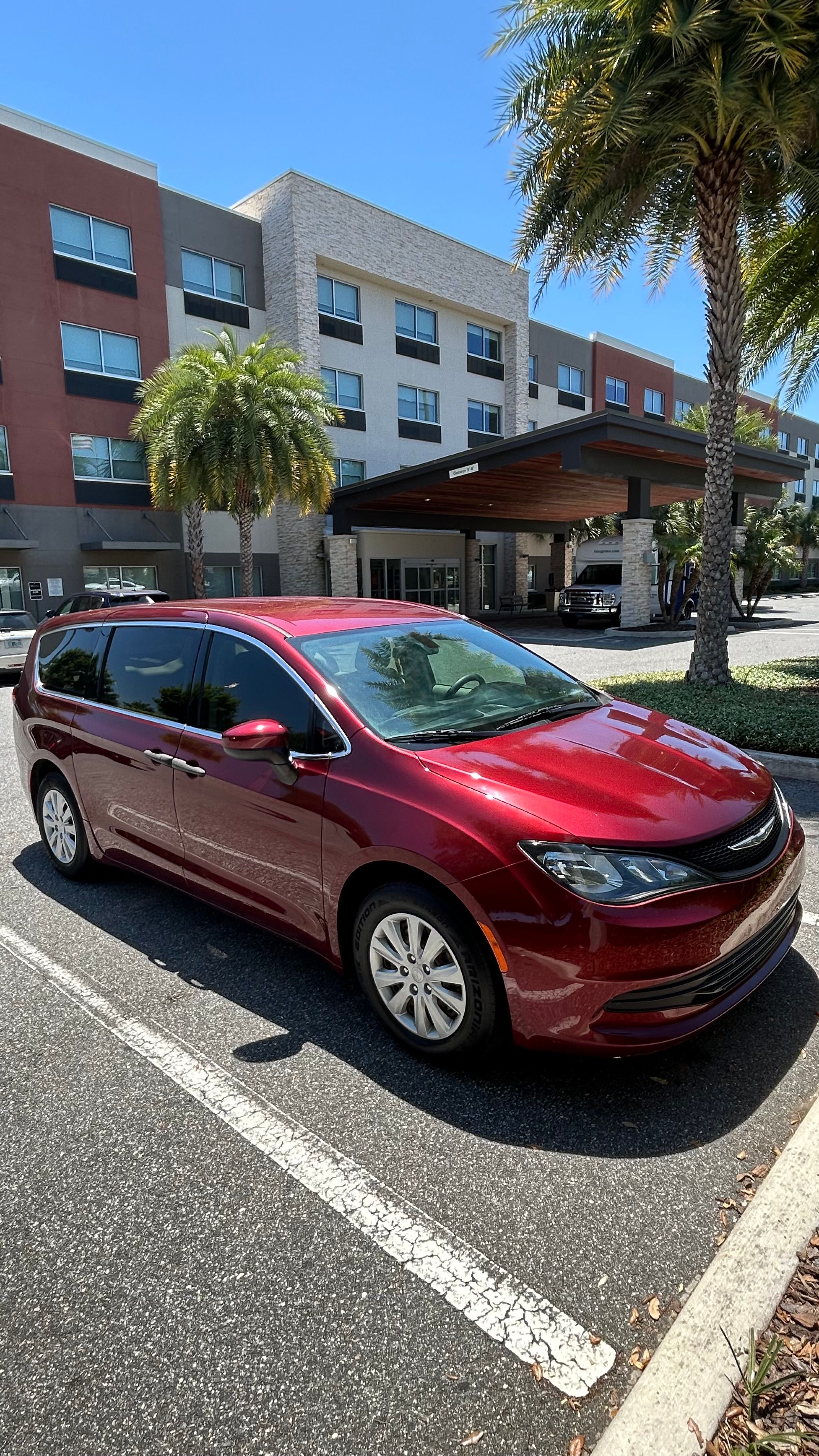 Used 2020 Chrysler Voyager L FWD image 1
