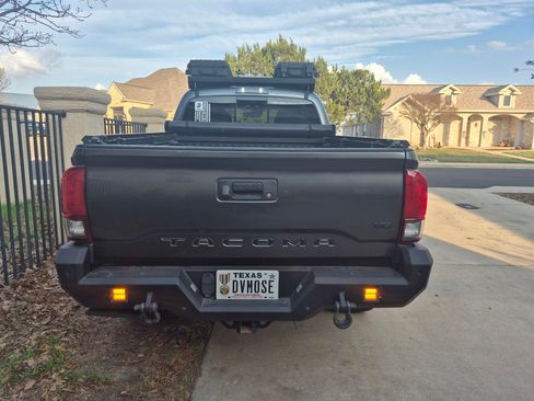 Used 2019 Toyota Tacoma TRD Off-Road w/ Technology Package image 32