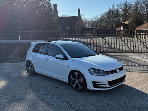 Used 2017 Volkswagen GTI SE image 4