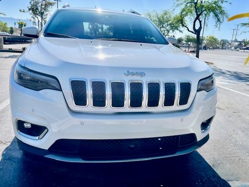 Used 2019 Jeep Cherokee Limited w/ Technology Group FWD image 4