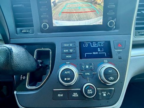 Used 2020 Toyota Sienna L image 21