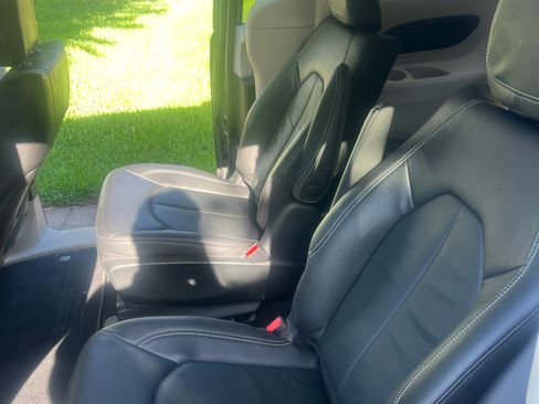 Used 2022 Chrysler Pacifica Touring-L FWD image 8