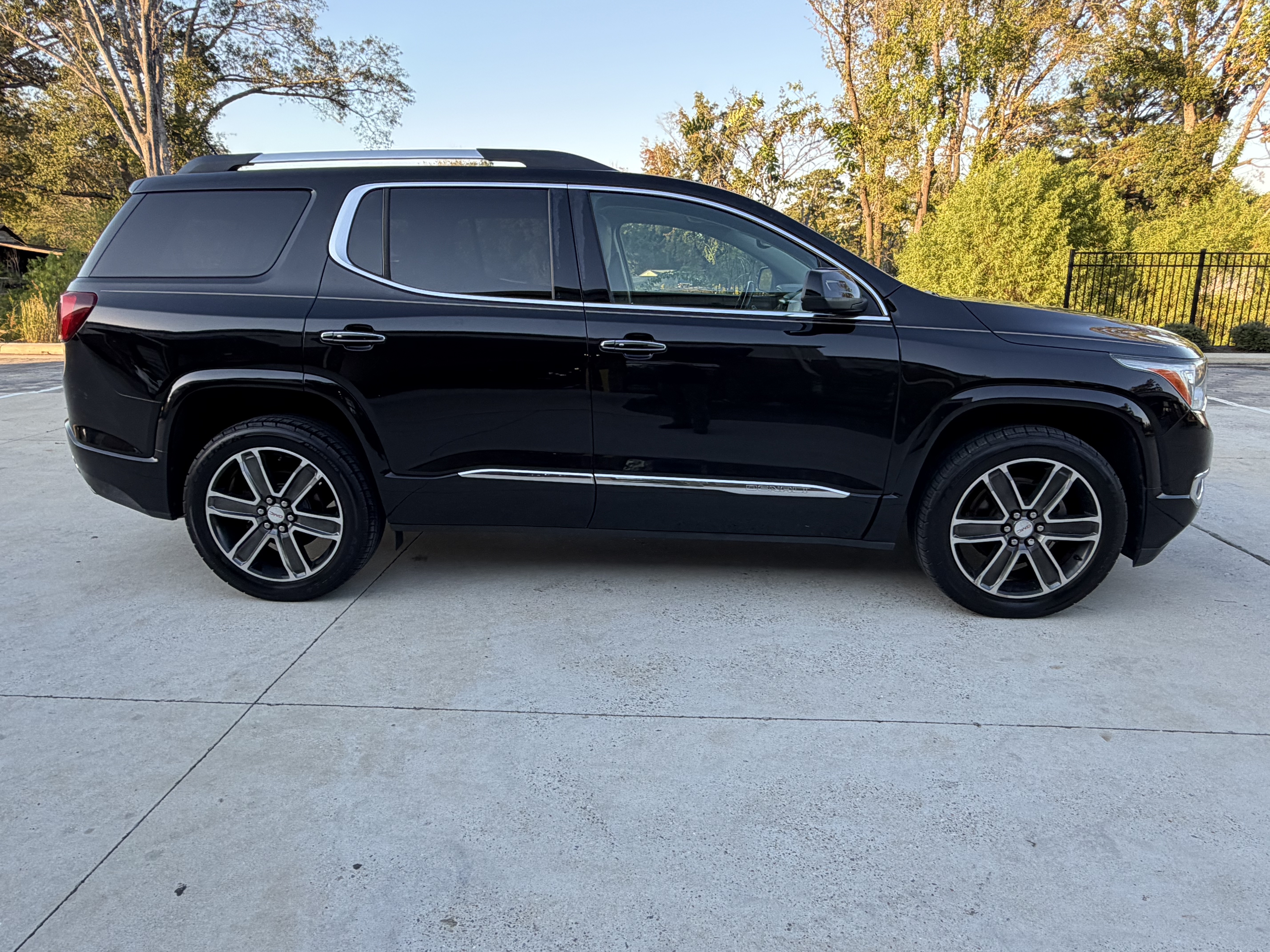 Used 2017 GMC Acadia Denali w/ Technology Package FWD image 2