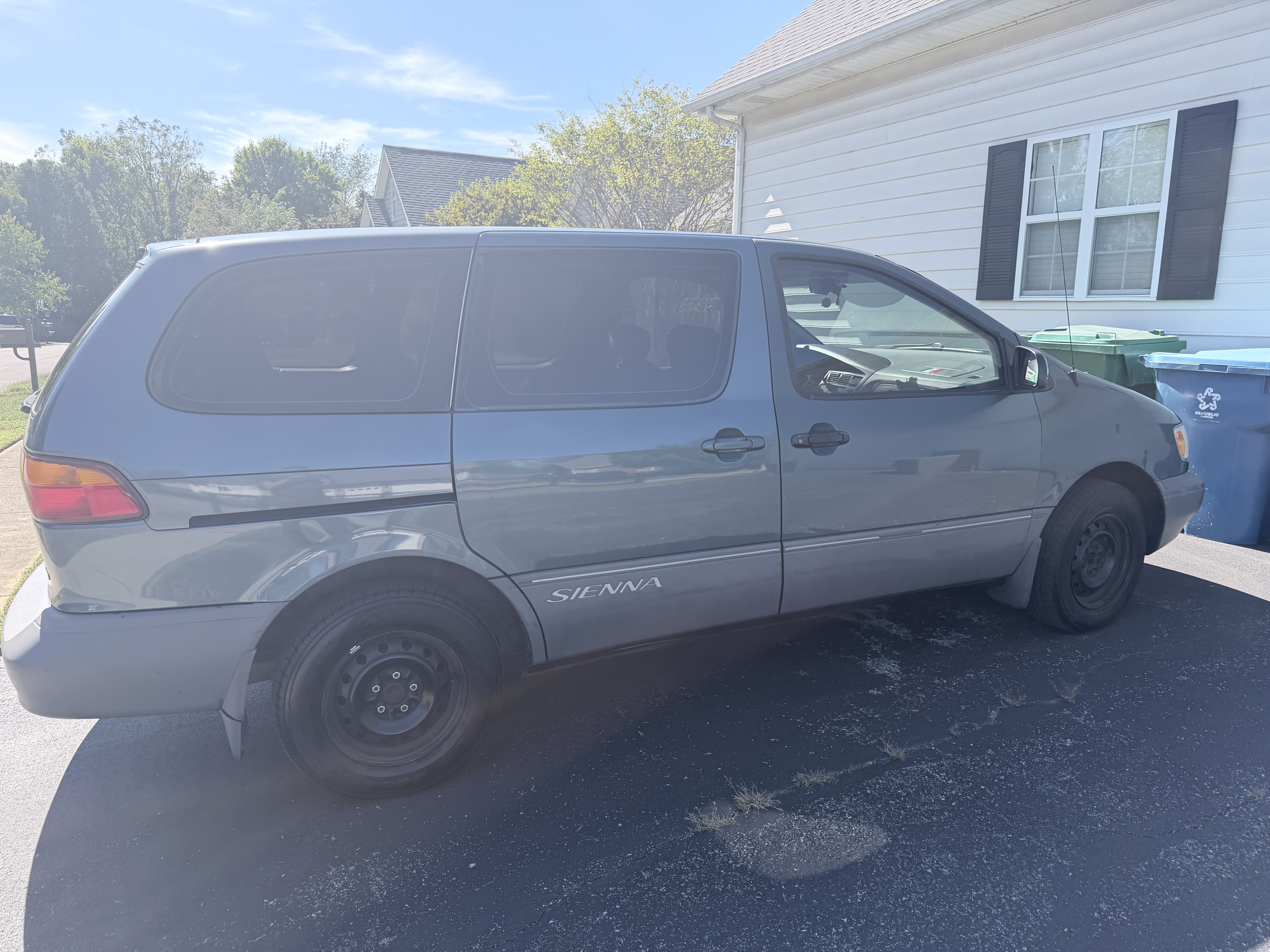 Used 2000 Toyota Sienna CE FWD image 1