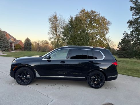 Used 2025 BMW X7 xDrive40i w/ Premium Package image 5
