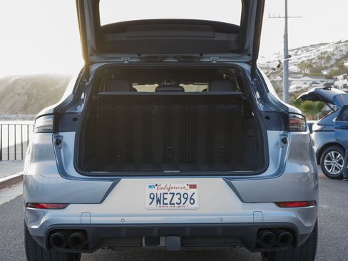 Used 2020 Porsche Cayenne Turbo image 28