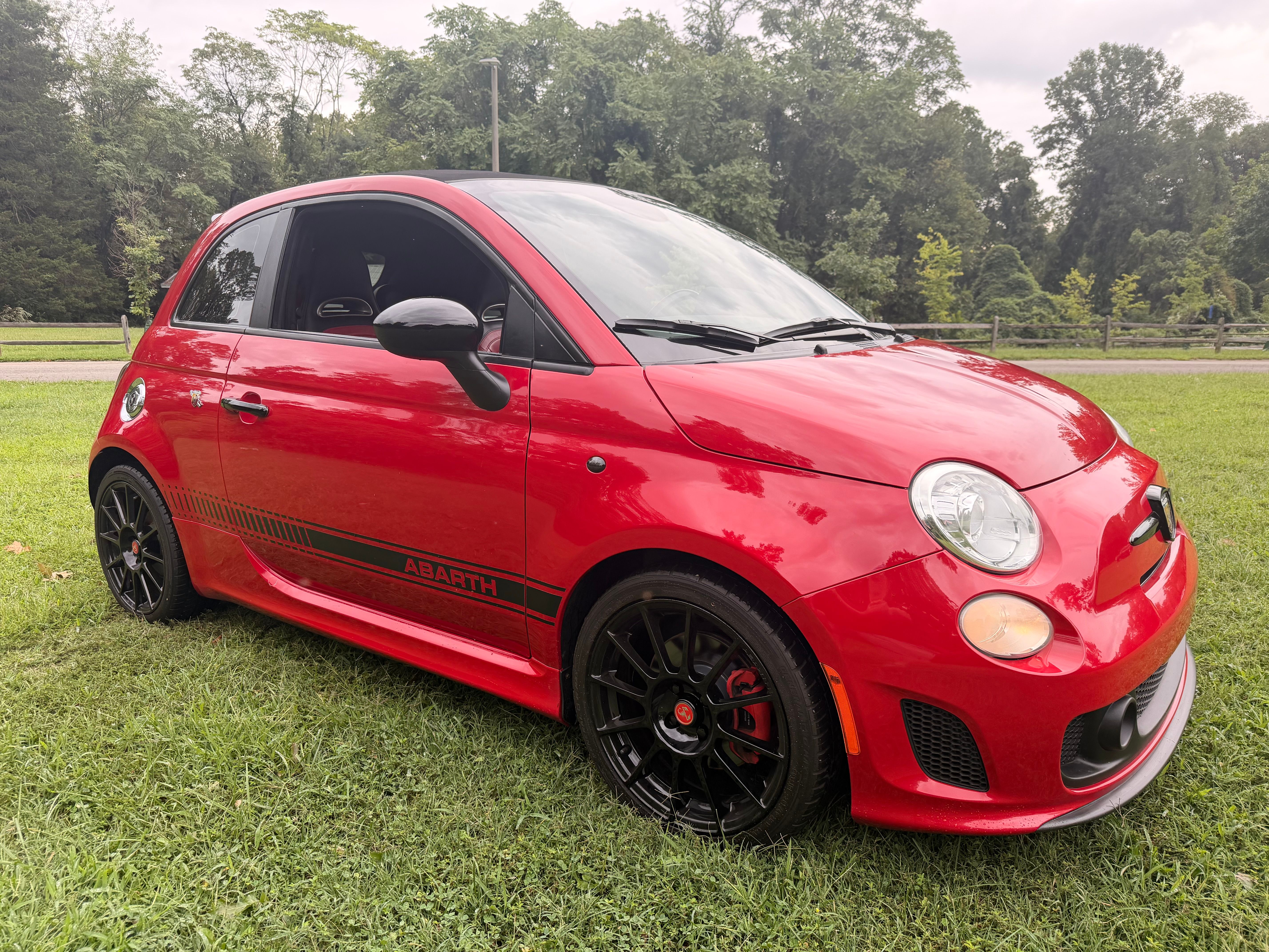 Used 2013 FIAT 500 Abarth w/ Beats Audio Pkg FWD image 9