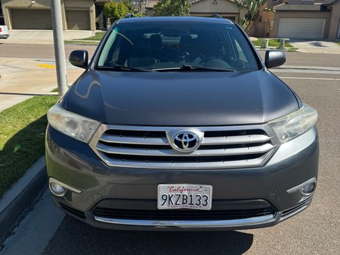 Used 2011 Toyota Highlander SE w/ Tow Pkg FWD image 4