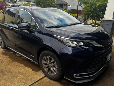 Used 2021 Toyota Sienna XLE FWD image 11