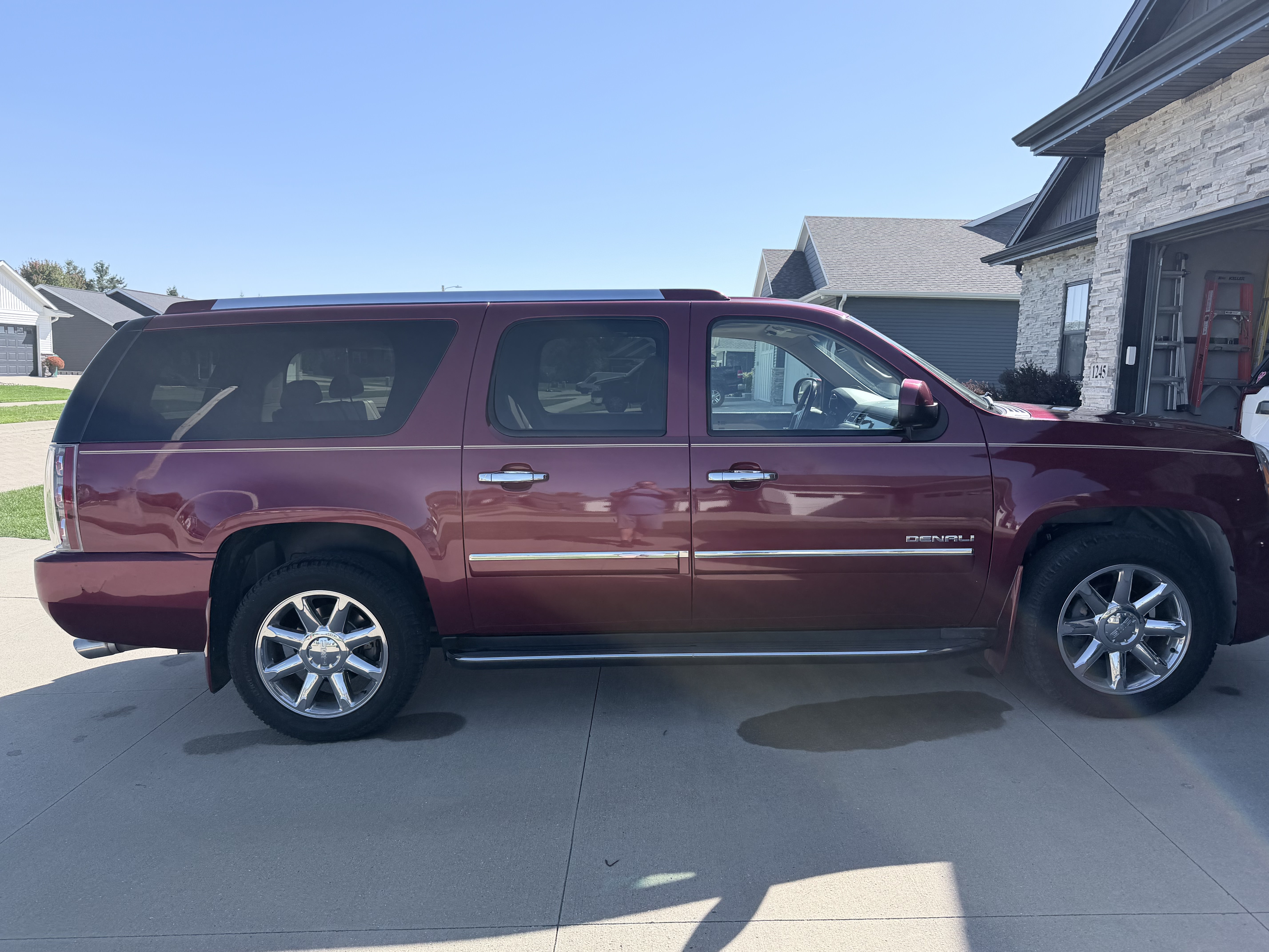 Used 2011 GMC Yukon XL Denali AWD/4WD image 2