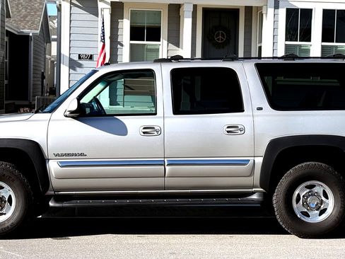 Used 2004 GMC Yukon XL 2500 SLT w/ Preferred Equipment Group image 4