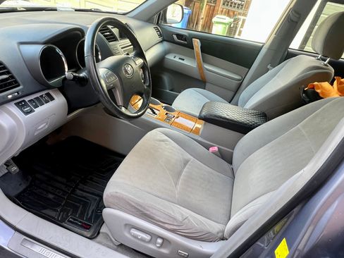 Used 2010 Toyota Highlander Hybrid Sport Utility 4D image 8