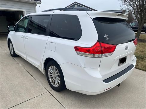Used 2011 Toyota Sienna XLE image 10