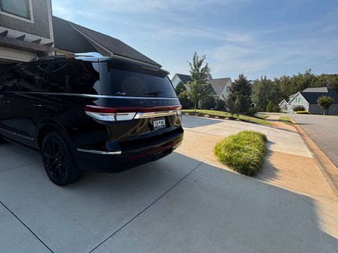 Used 2023 Lincoln Navigator Reserve image 14