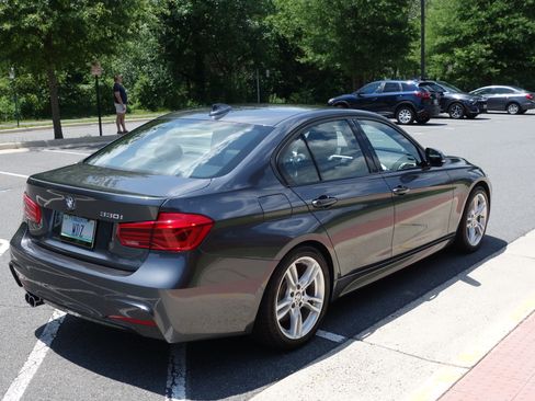 Used 2018 BMW 330i Sedan w/ M Sport Package RWD image 10