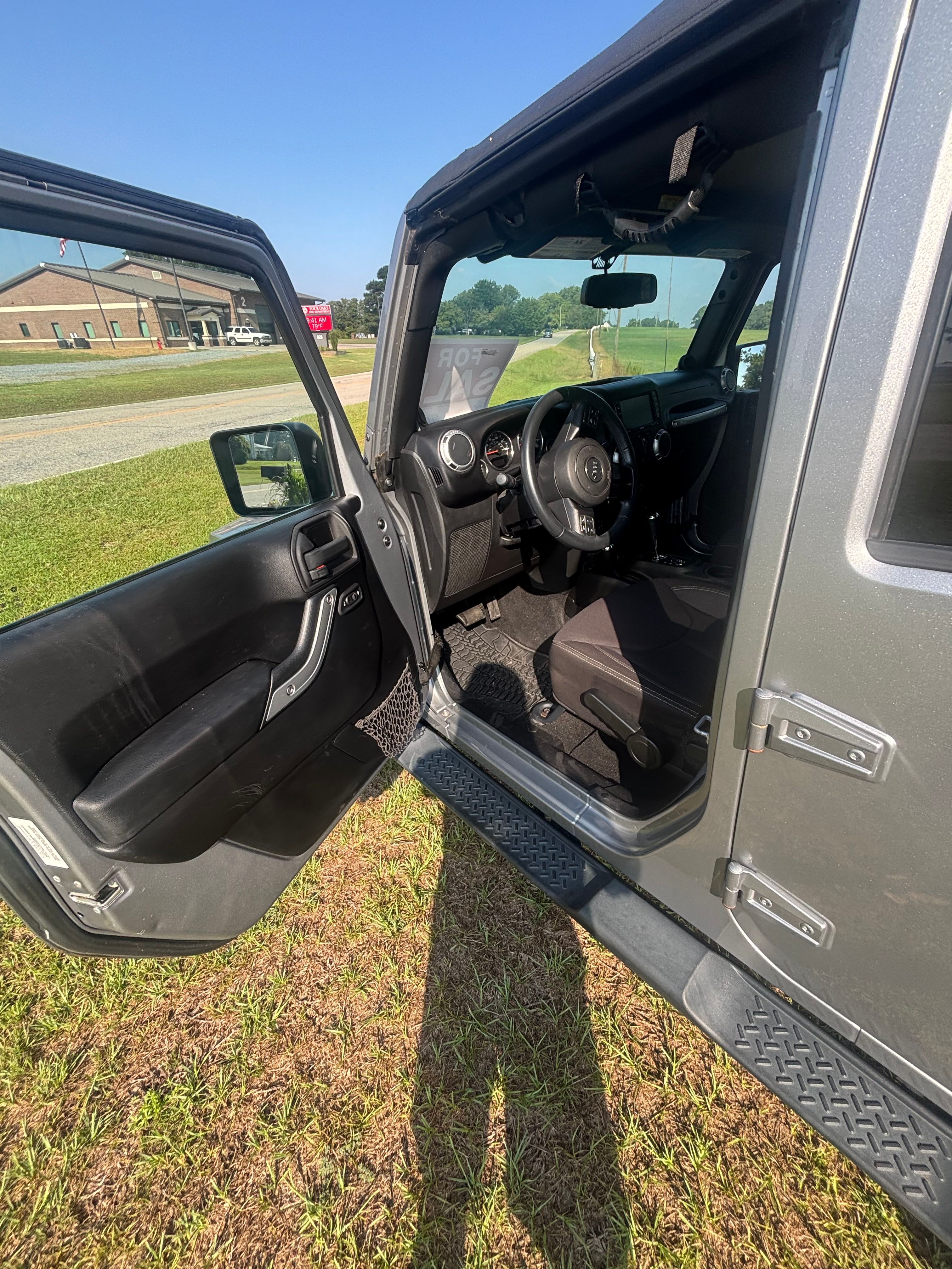 Used 2013 Jeep Wrangler Unlimited Sahara w/ Connectivity Group AWD/4WD image 2