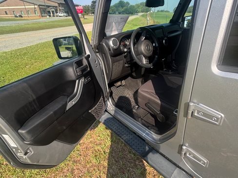 Used 2013 Jeep Wrangler Unlimited Sahara w/ Connectivity Group AWD/4WD image 2