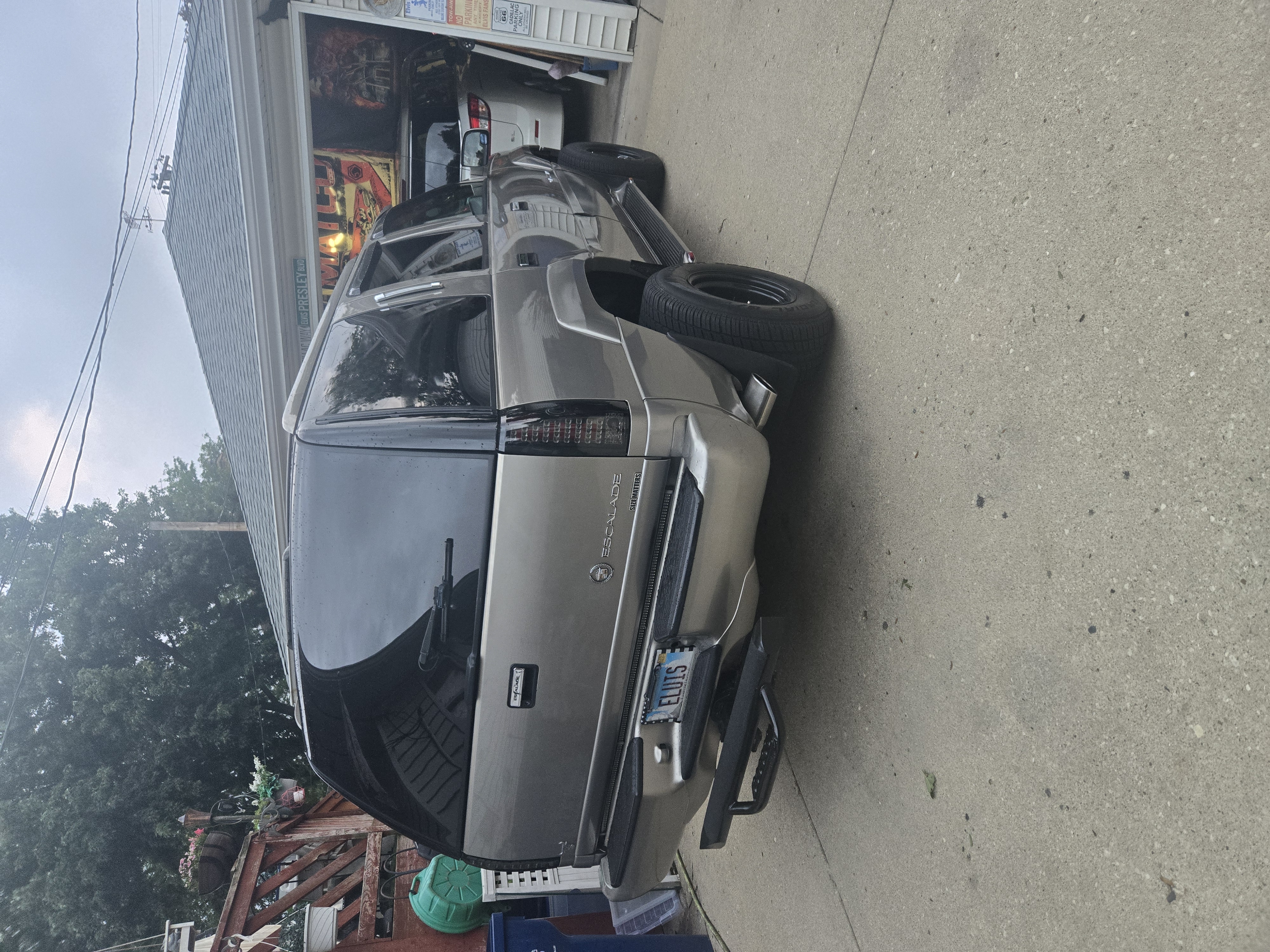 Used 2000 Cadillac Escalade 4WD image 1