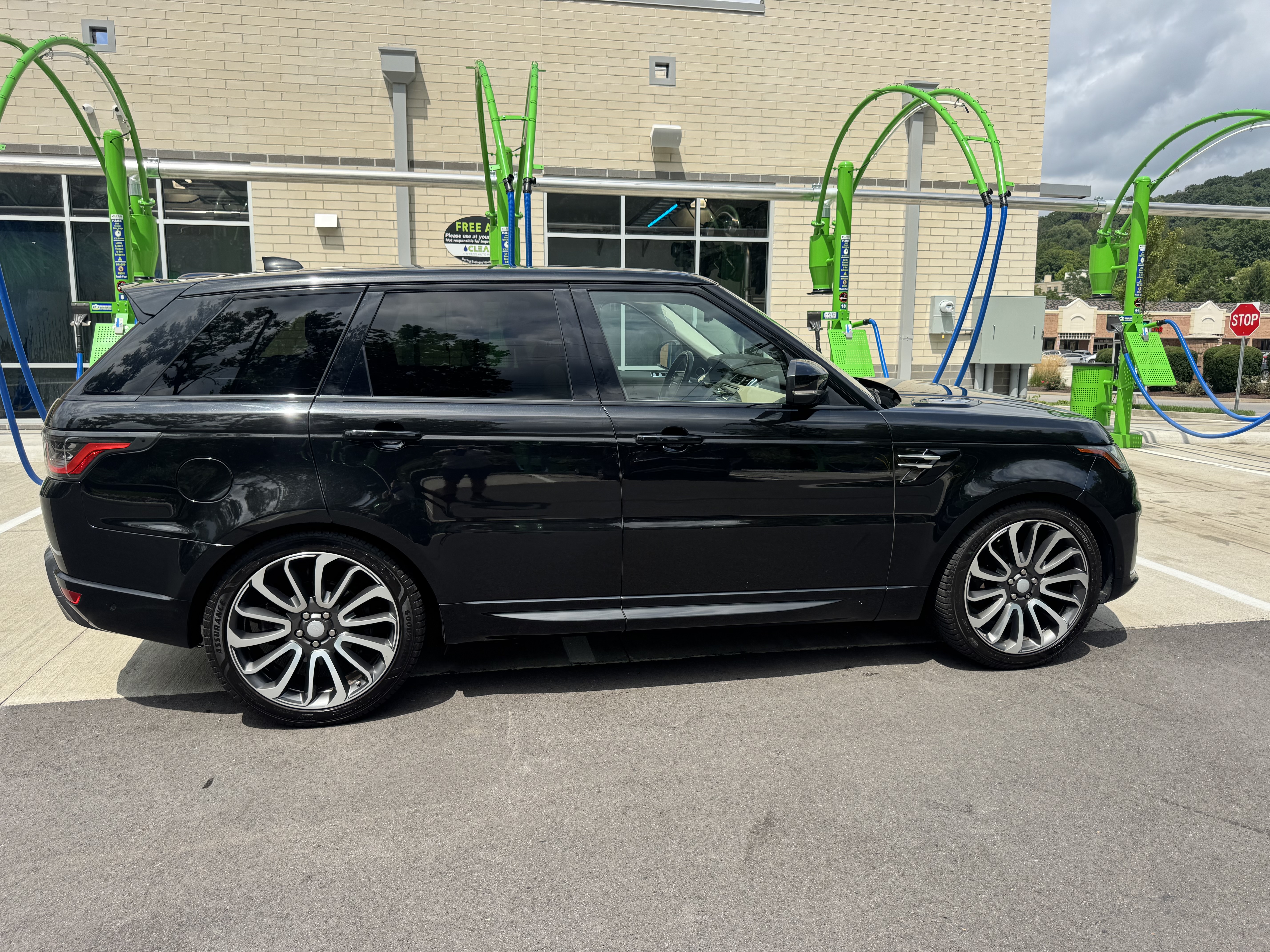 Used 2018 Land Rover Range Rover Sport HSE AWD/4WD image 2