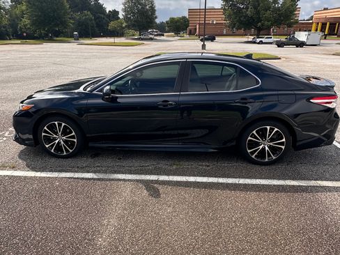 Used 2020 Toyota Camry SE w/ Convenience Package FWD image 6