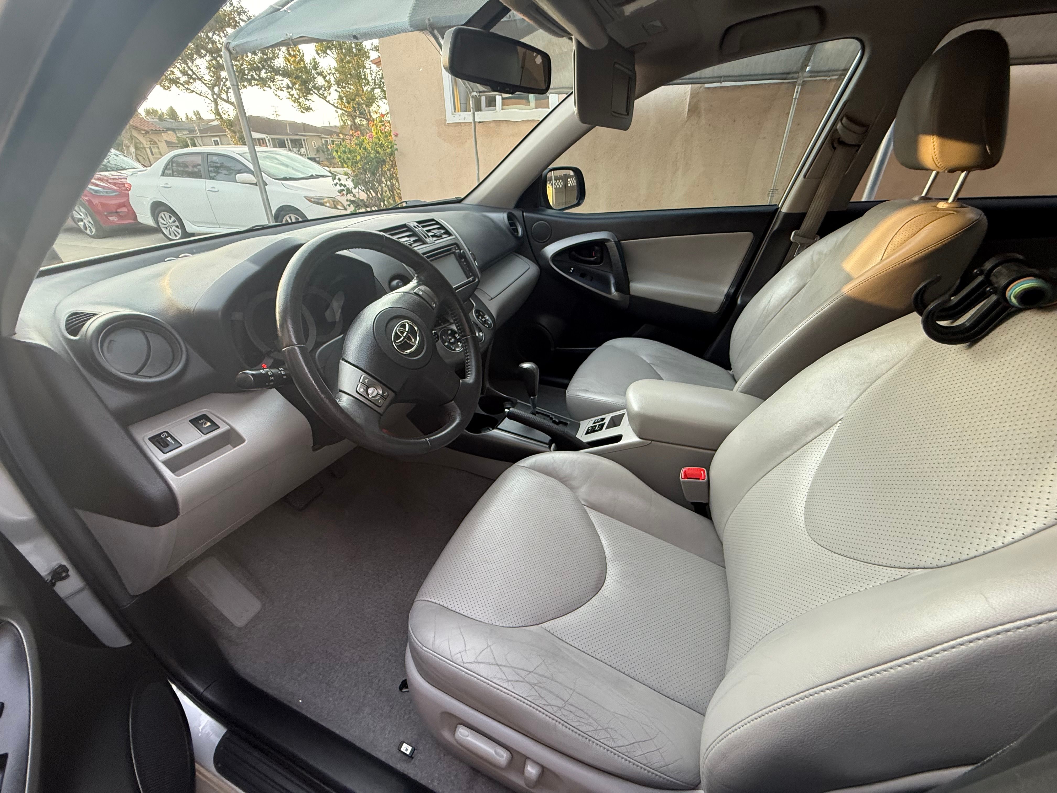 Used 2012 Toyota RAV4 Limited w/ Navigation Value Pkg AWD/4WD image 6