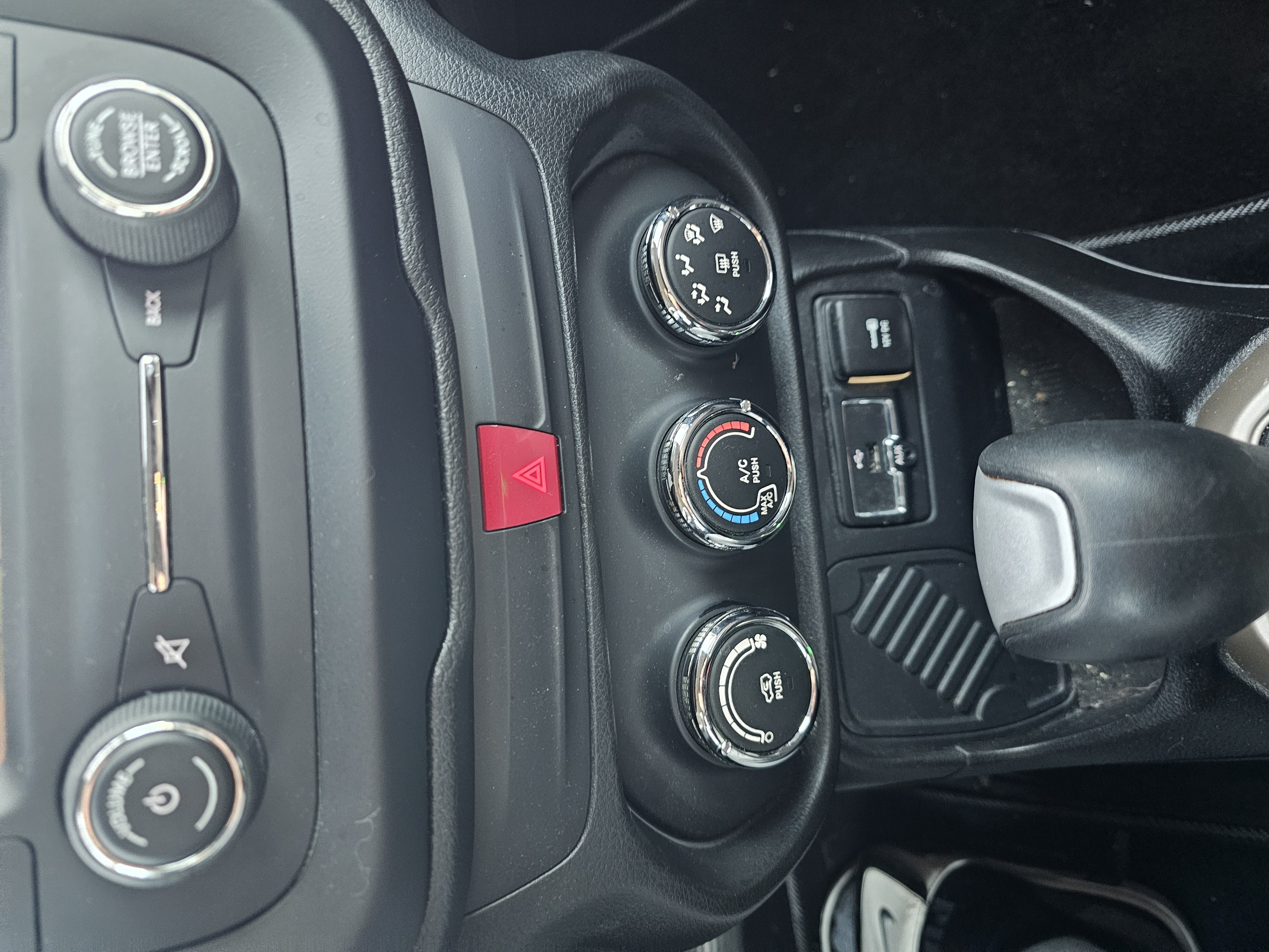 Used 2016 Jeep Renegade Latitude FWD image 6