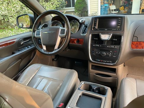 Used 2014 Chrysler Town & Country Touring FWD image 11