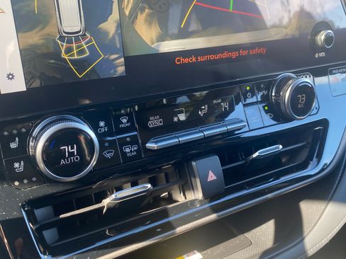 Used 2023 Toyota Highlander Platinum image 18