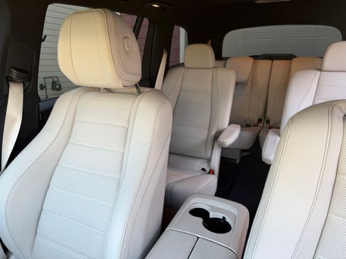 Used 2024 Mercedes-Benz GLS 450 4MATIC image 4